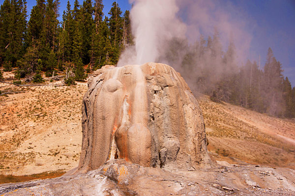 Geysir im Yellowstone Nationalpark, Lone Star Geysir, hot spring in Yellowstone National park, Lone Star Geysir