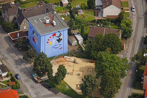 Kinderspielplatz am bemalten ehemaligen Weltkriegsbunker an der Uferstrasse in Gladbeck, 19.07.2011, Luftbild, , blue painted facade of a former world wars bunker in Gladbeck, 19.07.2011, aerial view
