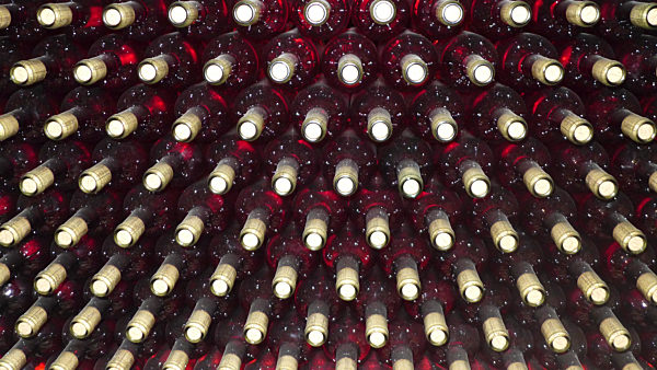 Weinflaschen mit Korkverschluss, Lagerung in einem Keller, bottles of wines with corks, storage in wine cellar