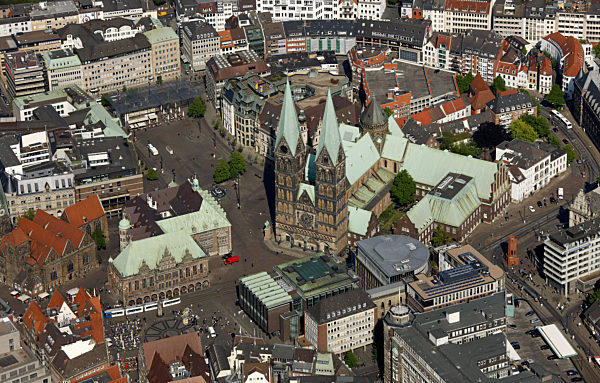 Innenstadt von Bremen mit St. Petri-Som, Rathaus, Bremischer Buergerschaft und Bremer Roland, 05.05.2011, Luftbild, , city centre of Bremen with the statue Bremer Roland, St. Petri Dome, state parliament and the Liebfrauen church, 05.05.2011, aerial view