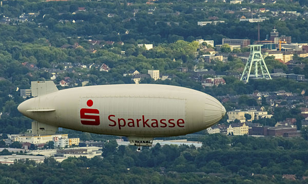 Luftschiff Blimp mit Reklame fuer Sparkassen im Fluge ueber Bochum mit dem Deutschen Bergbaumuseum, 07.08.2016, Luftbild, Blimp with Sparkassen - Promotion as airship in flight over Bochum, 07.08.2016, aerial view