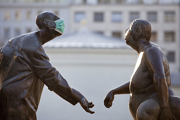 Brunnen 'Kreislauf des Geldes', Skulptur mit Schutzmaske , well Kreislauf des Geldes, sculpture with surgical mask
