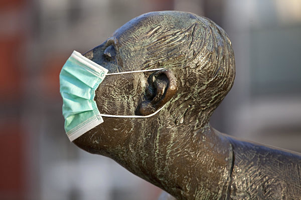 Brunnen 'Kreislauf des Geldes', Skulptur mit Schutzmaske , well Kreislauf des Geldes, sculpture with surgical mask