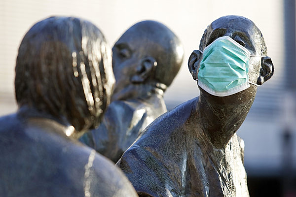 Brunnen 'Kreislauf des Geldes', Skulptur mit Schutzmaske , well Kreislauf des Geldes, sculpture with surgical mask