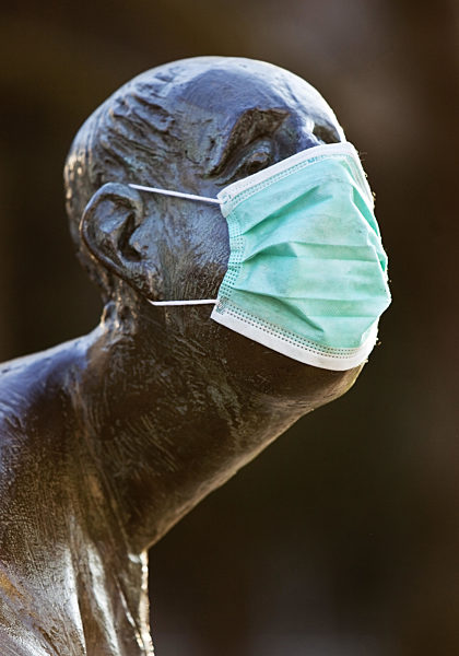 Brunnen 'Kreislauf des Geldes', Skulptur mit Schutzmaske , well Kreislauf des Geldes, sculpture with surgical mask