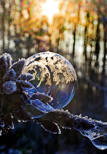 Gefrierende Seifenblase mit Eiskristallen, freezing soap bubble with ice crystals