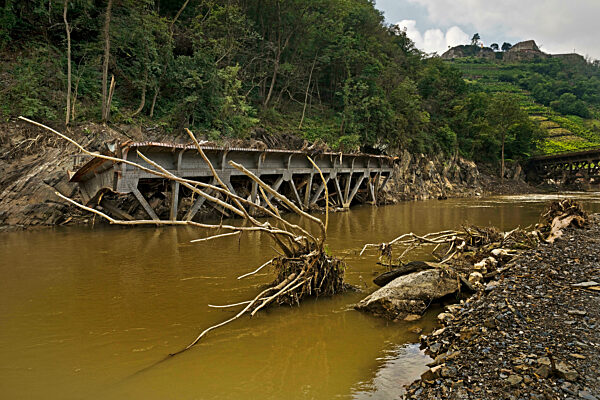 Flutkatastrophe 2021, eine zerstoerte Bruecke ueber den Fluss Ahr mit der Saffenburg, Mayschoss, Ahrtal, Eifel, Rheinland-Pfalz, Deutschland, Europa