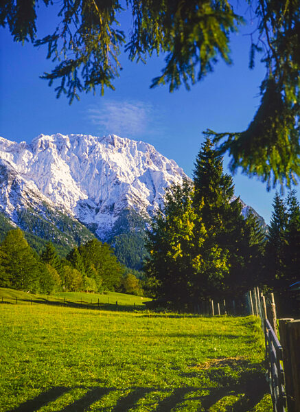 zeitig im herbst faellt bereits der erste schnee im hochgebirge wie hier im westlichen karwendelmassiv im oberen isartal, waehrend die talnahen weiden noch nutzbar sind. very early in fall the western karwendelpeaks become snowcovered, whereas the lower p