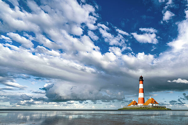 Ebbe in der Nordsee vor dem Leuchtturm Westerhever