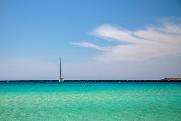Segelboot, t?rkisfarbenes Meer und blauer Himmel im Sommer, sailing boat, turquoise sea and blue sky in the summer