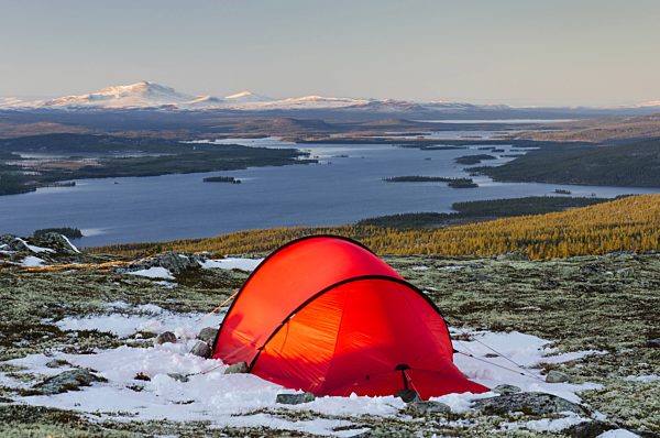 Zelt auf Berggipfel mit Panoramablick auf den See Isteren, tent on a mountain top with panoramic view on Lake Isteren