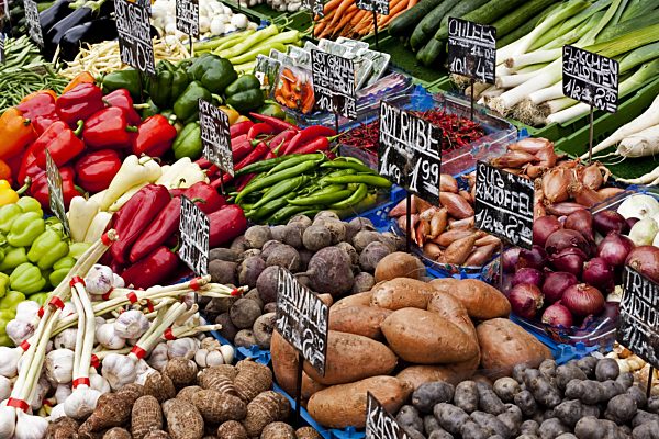 Obst- und Gemuesestand auf dem Naschmarkt, fruit and vegetable market on the Naschmarkt in Vienna