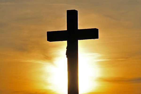 Feldkreuz mit Christusfigur vor blauem Himmel, crucifix agains blue sky