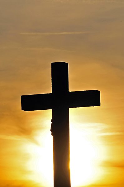 Feldkreuz mit Christusfigur vor blauem Himmel, crucifix agains blue sky