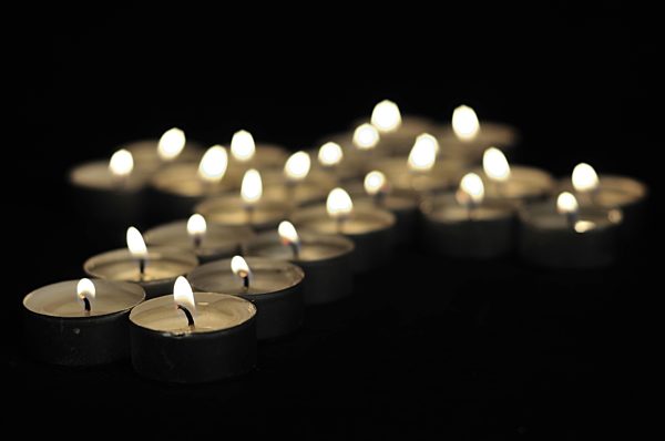 Kreuz aus Teelichtern, candles in form of a cross