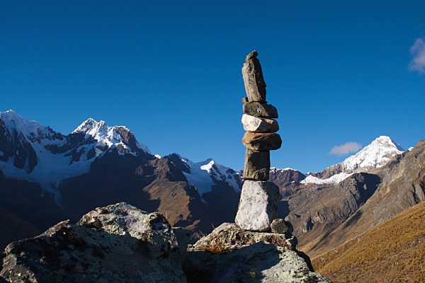 Steinmännchen mit Pucajirca Oeste und Alpamayo im Hintergrund, pile of stones with Pucajirca Oeste and Alpamayo in the background