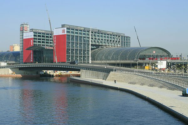 Berliner Hauptbahnhof, ehemaliger Lehrter Bahnhof, an der Spree Blick von der Kronprinzen-Bruecke, Berlin Central Station, former Lehrter Station, at Spree River view from the Kronprinzen-Bridge