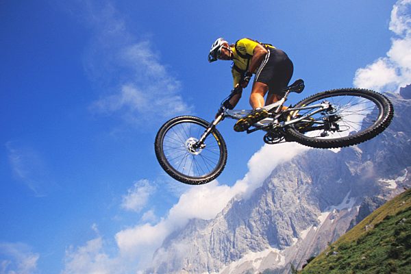 Mountainbiker im Sprung,