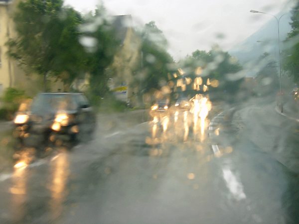 Autos mit Licht bei schlechter Sicht und Regen, car with lights on, poor sight because of rain