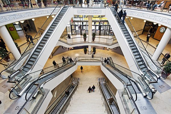 Innenansicht des Einkaufscenter Limbecker Platz in der Innenstadt, interior view of the shopping centre Limbecker Square in the city