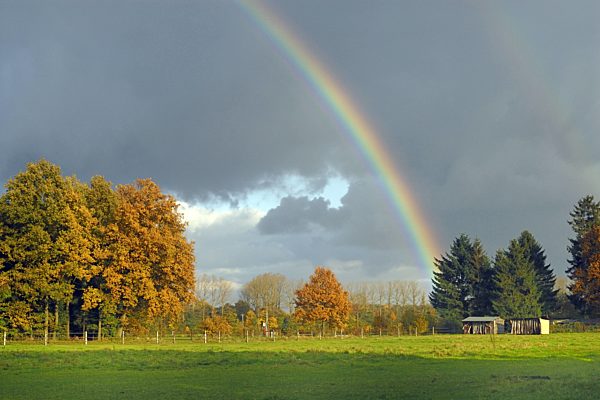 Regenbogen ueber Kulturlandschaft, rainbow over cultural landscape