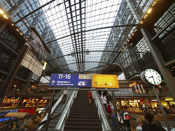 Berliner Hauptbahnhof, Rolltreppe, Wegweise und eine Uhr, Berlin main station, escalator, direction signs and a clock
