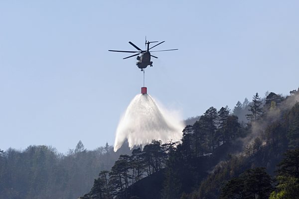 Waldbrand im Gebirge, Loeschhubschrauber im Einsatz, forest fire in the Alps; helicopter at work