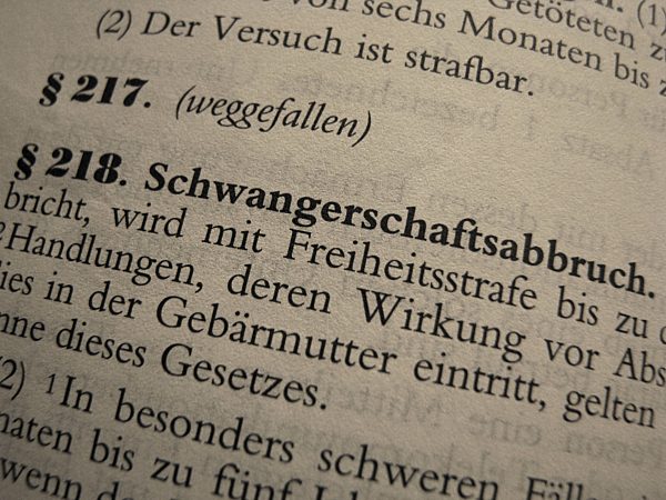 Gesetzestext aus deutscher Gesetzessammlung - Strafgesetzbuch (StGB), Besonderer Teil: ß (Paragraph) 218: Schwangerschaftsabbruch (Bereich Straftaten gegen das Leben), Legal text in statute book of national German law: German Criminal Code, Specific secti