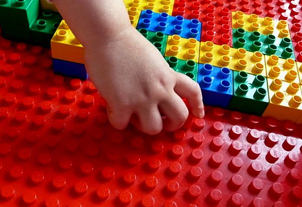 Kleiner Junge spielt mit Legosteinen, little boy playing with Lego bricks