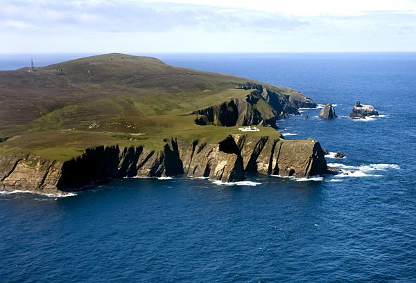Anflug auf Fair Isle, Nordkueste, North coast of Fair Isle, aerial view