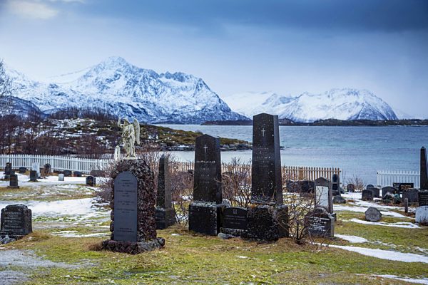 Friedhof von Skaland an der Fjordkueste, graveyard of Skaland at the fiord coast