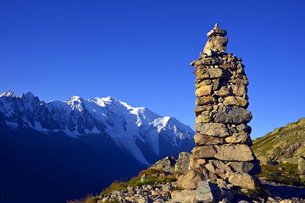 Steinhaufen vor dem Mont Blanc, dem hoechsten Berg Europas, pile of stones in front of Mont Blanc, the highest summit of Europa