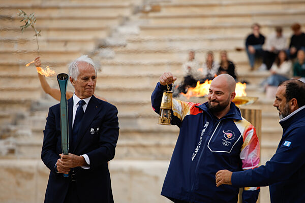 Übergabe des olympischen Feuers