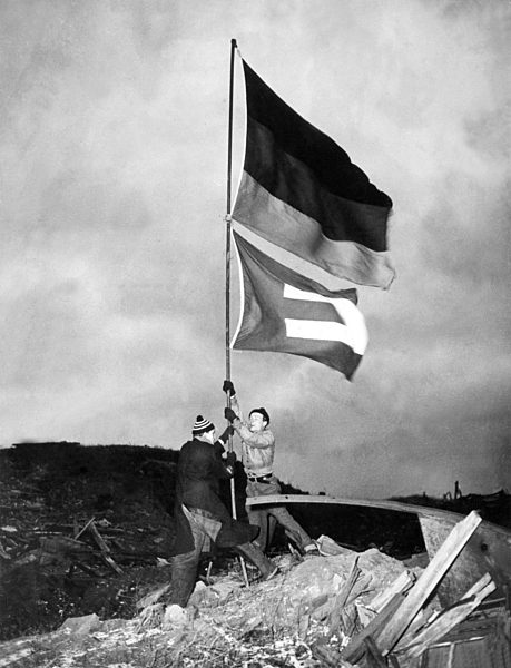 1950 - Zwei Studenten hissen Flagge auf Helgoland