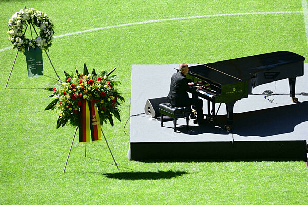 Fußball - Trauerfeier für Uwe Seeler im Volksparkstadion