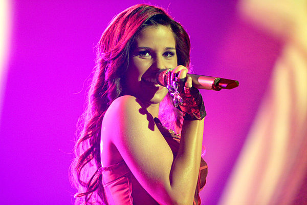 Deutschland schickt Sängerin Sarah Engels zum ESC Sängerin Sarah Engels tritt für Deutschland beim Eurovision Song Contest (ESC) an. Die 33-Jährige setzte sich am Samstag in Berlin in der Show "Eurovision Song Contest – Das Deutsche Finale" gegen acht andere Bewerber durch. Ihr Sieger-Lied trägt den Titel "Fire" und soll vor allem Frauen darin stärken, den eigenen Träumen zu folgen.