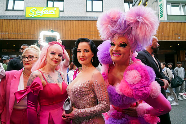 cntv-1.German Burlesque Festival