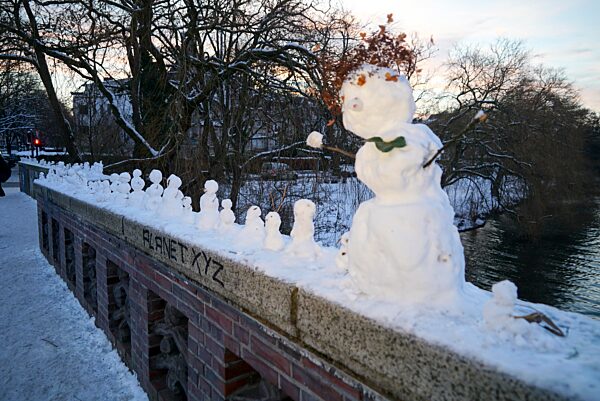 cntv- HH Snowwoman Parade