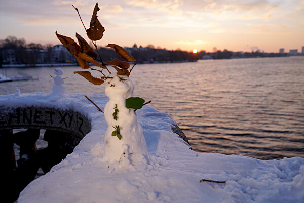 cntv- HH Snowwoman Parade