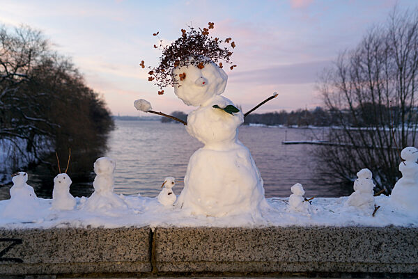 cntv- HH Snowwoman Parade