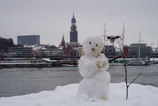 cntv Snowmen at the Elbe Tunnel