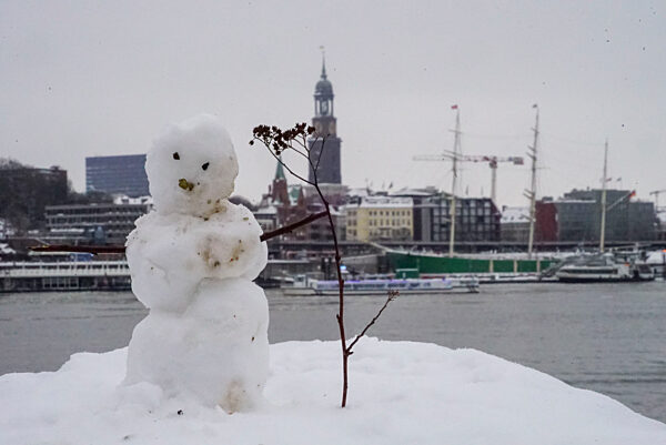 cntv Snowmen at the Elbe Tunnel