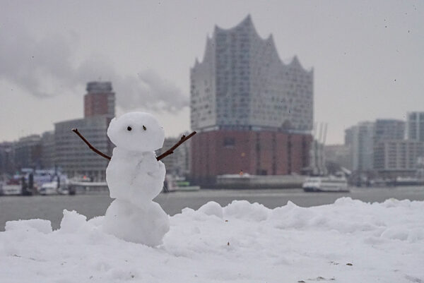 cntv Snowmen at the Elbe Tunnel
