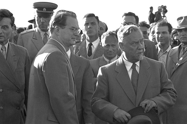 Ministerpräsident Bulganin erwartet Adenauer in Moskau