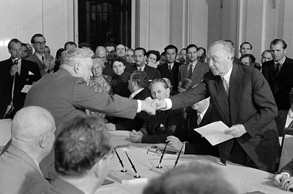 Adenauer and Bulganin sign agreement
