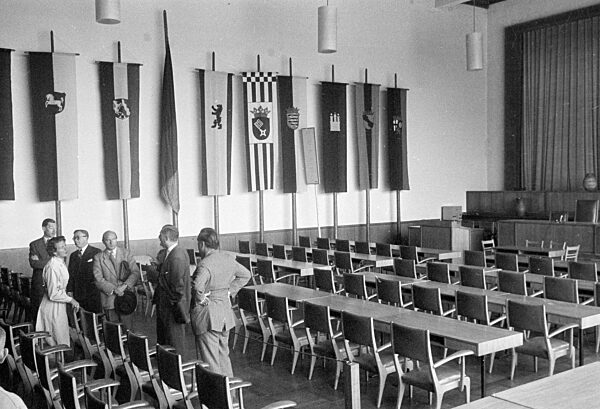 Unterzeichnung des Deutschlandvertrages im Bundeshaussaal