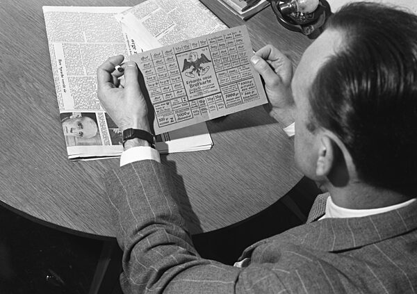 Mann blickt auf SPD-Flugblatt