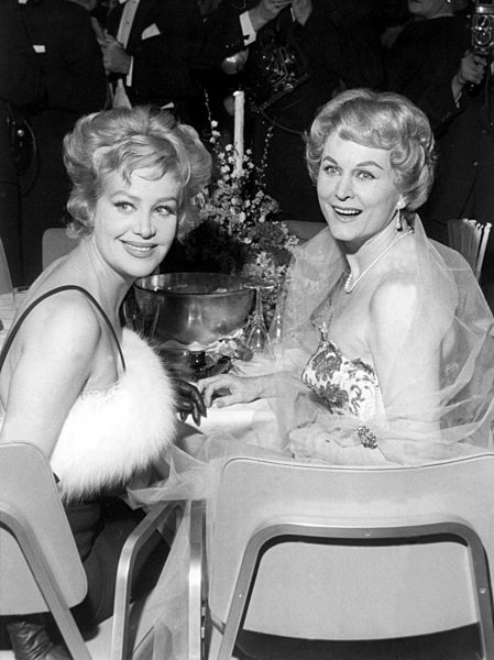 Filmball in Berlin 1959 - Marika Rökk und Hildegard Knef