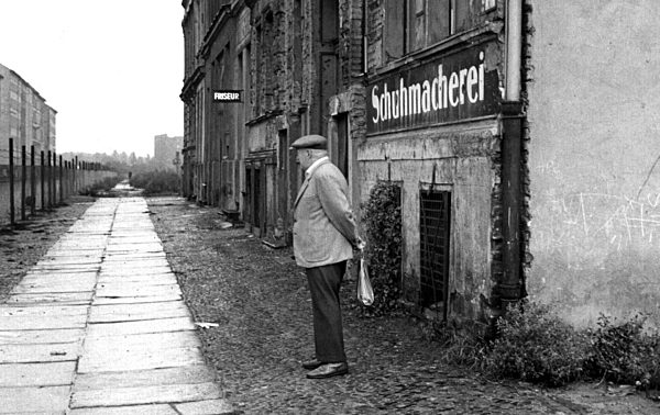 Berliner Straße durch Stacheldraht geteilt