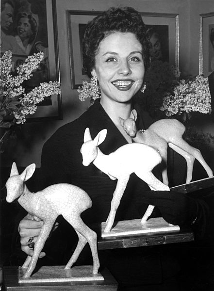 Sonja Ziemann mit drei Bambis